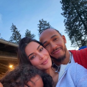 Lewis Hamilton už lásku ke Kim Kardashian neskrývá.