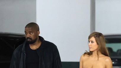FOTO: Bianca Censori opět ukázala křivky v obtáhnutém outfitu.