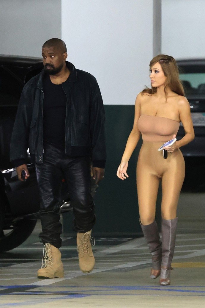 FOTO: Bianca Censori opět ukázala křivky v obtáhnutém outfitu. – stránka 1