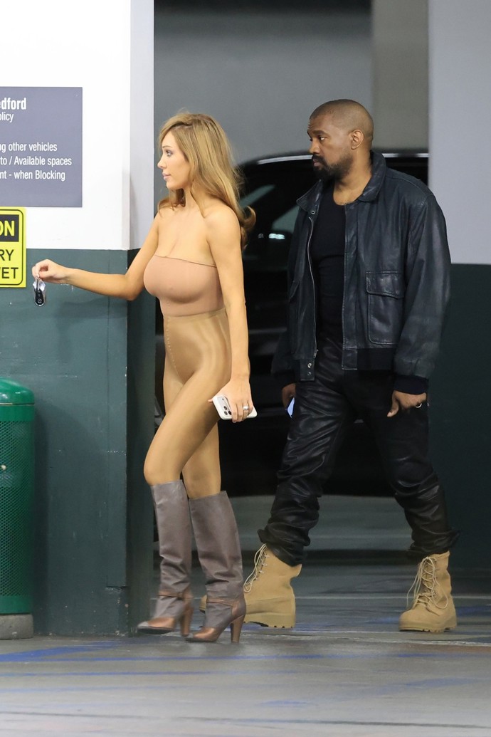 FOTO: Bianca Censori stále obléká diskutabilní outfity.