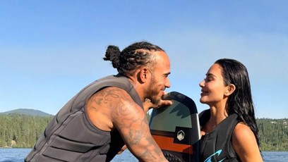 FOTO: Lewis Hamilton už lásku ke Kim Kardashian neskrývá.