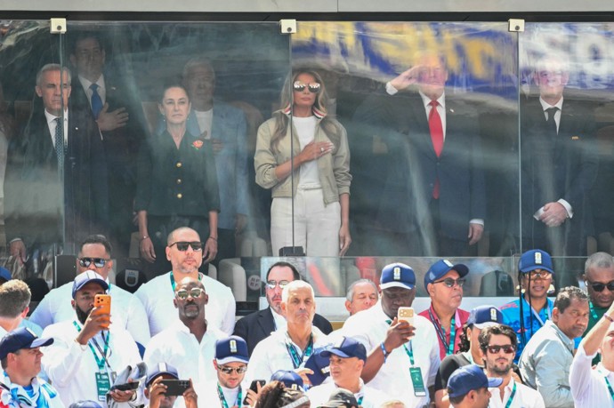 FOTO: Donald Trump sledoval drama na hřišti ze své VIP lóže po boku manželky Melanie, mexické prezidentky i šéfa FIFA Gianniho Infantina. – stránka 1