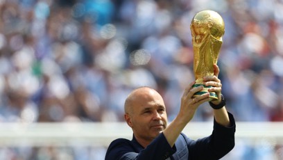 FOTO: Španělská legenda Andrés Iniesta přinesl pozlacenou trofej na trávník před výkopem a sklízel obří ovace vestoje.