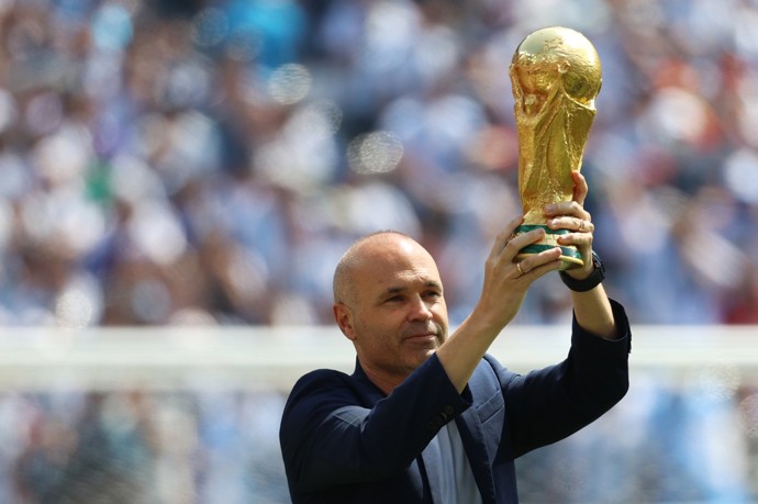 FOTO: Španělská legenda Andrés Iniesta přinesl pozlacenou trofej na trávník před výkopem a sklízel obří ovace vestoje.