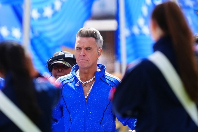FOTO: Zpěvák Robbie Williams byl v zářivě modré soupravě.