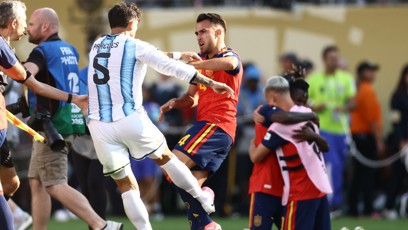 FOTO: Frustrovaný Argentinec po finálovém hvizdu zcela ztratil zábrany.