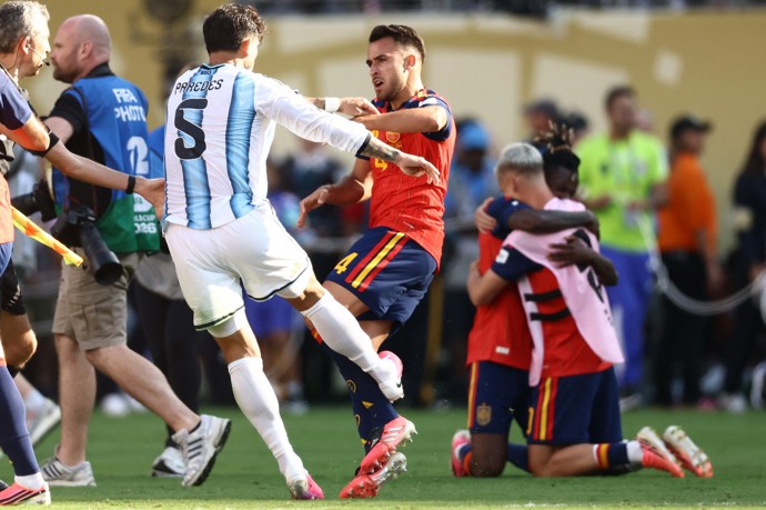 FOTO: Frustrovaný Argentinec po finálovém hvizdu zcela ztratil zábrany. – stránka 3