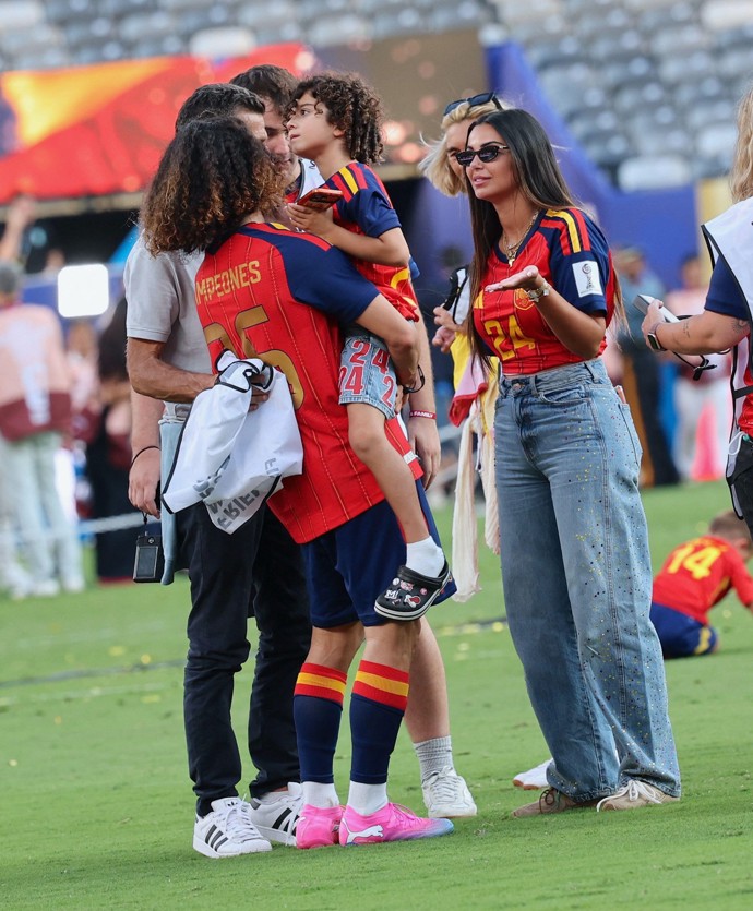 FOTO: Marc Cucurella s rodinou.