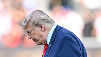 FOTO: Donald Trump s pohárem pro mistry světa.