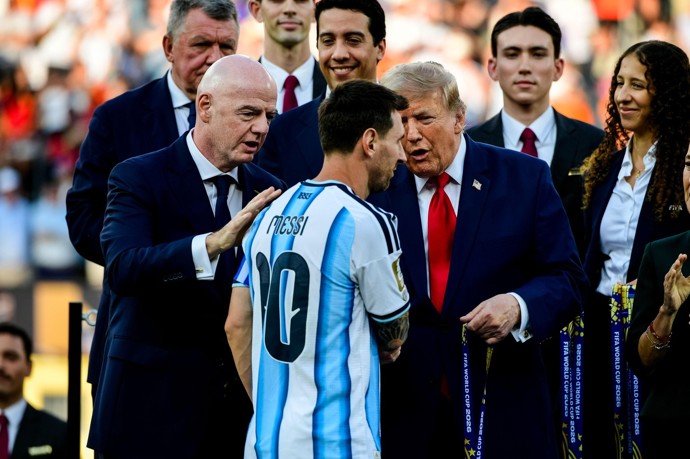 FOTO: Donald Trump si třese rukou s Messim. – stránka 2