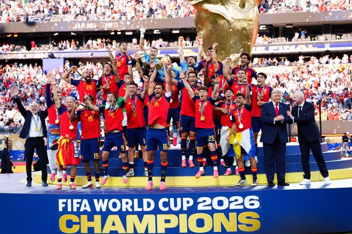 FOTO: Donald Trump odmítal odejít po gratulaci vítězům MS ve fotbale. – stránka 4