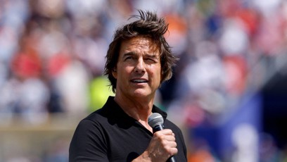 FOTO: Tom Cruise vzal do ruky mikrofon a před zápasem dostal stadion do varu.