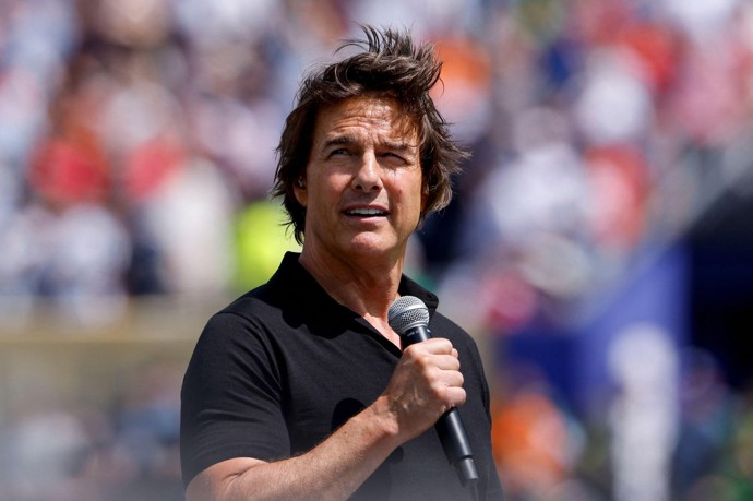 FOTO: Tom Cruise vzal do ruky mikrofon a před zápasem dostal stadion do varu. – stránka 2