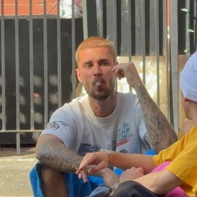 Justin Bieber si zapálil doutník.