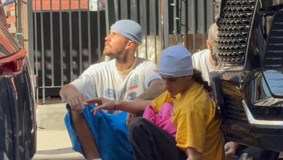 FOTO: Justin Bieber skončil na chodníku.