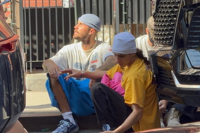 FOTO: Justin Bieber skončil na chodníku. – stránka 3