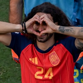 Marc Cucurella poslal fanouškům srdce.