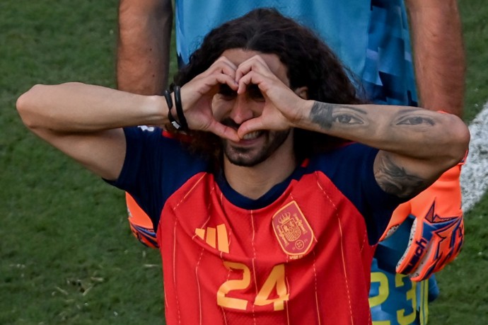 FOTO: Marc Cucurella poslal fanouškům srdce. – stránka 3