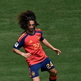 Marc Cucurella má ikonickou hřívu.