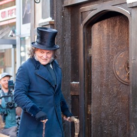 Johnny Depp se zdravil s fanoušky.