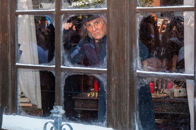FOTO: Johnny Depp vykukoval zpoza okna. – stránka 3