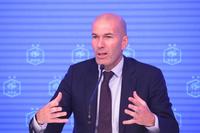 FOTO: Zinédine Zidane přebírá francouzskou repre.