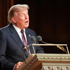 Donald Trump se svou blonďatou kšticí.