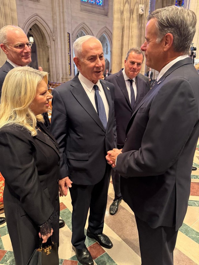 FOTO: Benjamin Netanyahu na pohřbu Lindsey Grahama