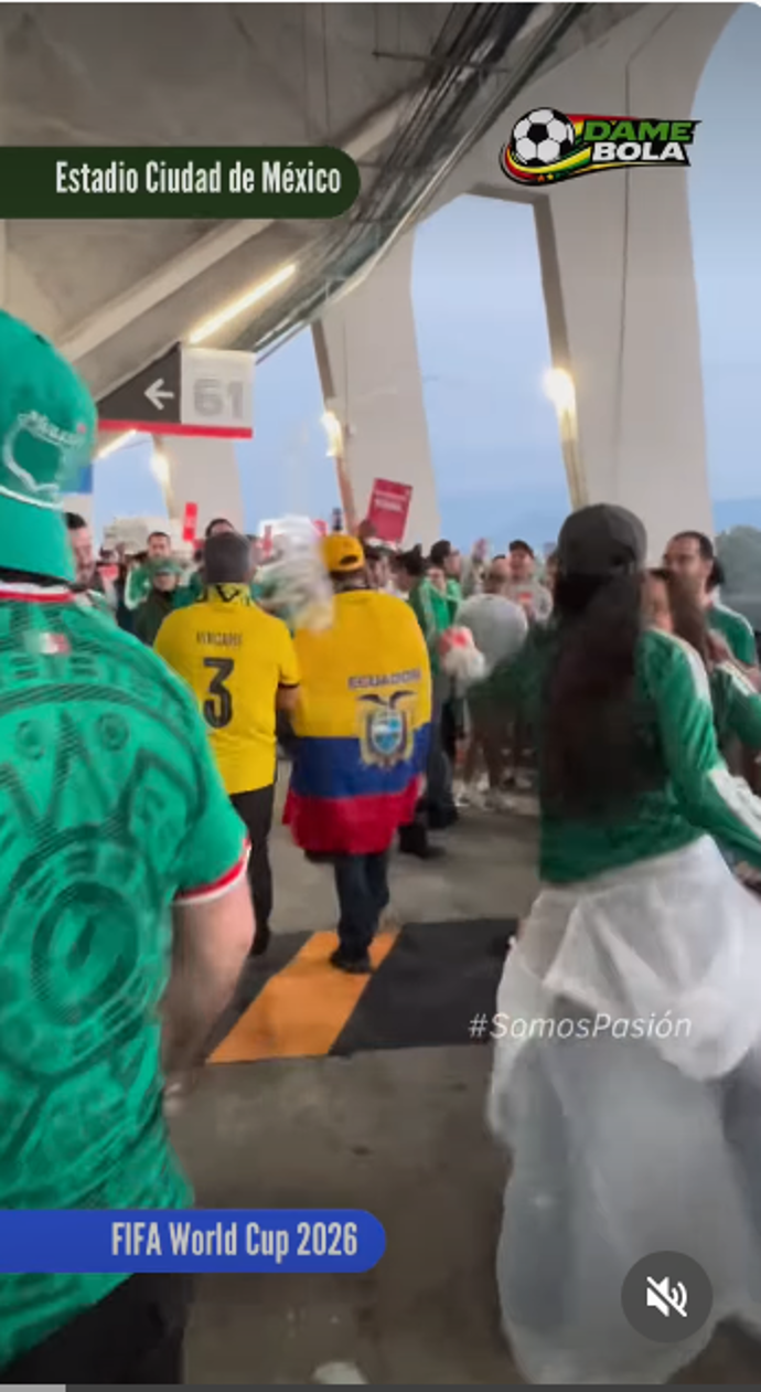 FOTO: Mexická fanynka polila muže pivem. – stránka 1