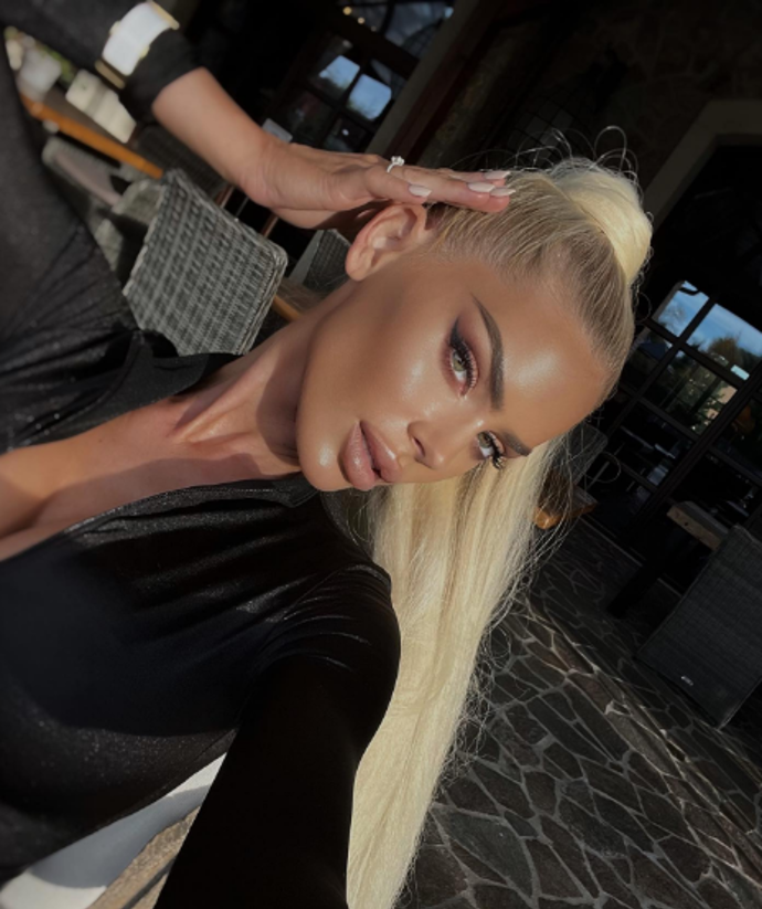 FOTO: Tajemná blondýnka, která byla spatřena s Karlosem Vémolou, je česká influencerka Monika Naomi. – stránka 3