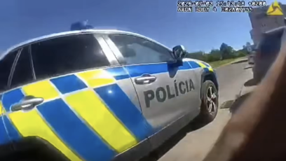 FOTO: Několikaměsíční dítě zůstalo uvězněné v autě.