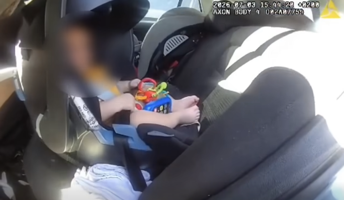 FOTO: Policisté dítě dostali ven.