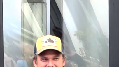 FOTO: Vojta Dyk sledoval vystoupení své starší kolegyně s úsměvem.