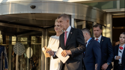 FOTO: Výrazné náušnice a vkusné psaníčko podtrhly Moničin luxusní vzhled.