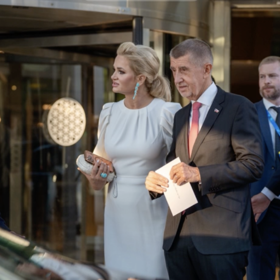 Manželka premiéra vsadila na bílou barvu a udělala skvělý dojem.