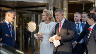 FOTO: Manželka premiéra vsadila na bílou barvu a udělala skvělý dojem.