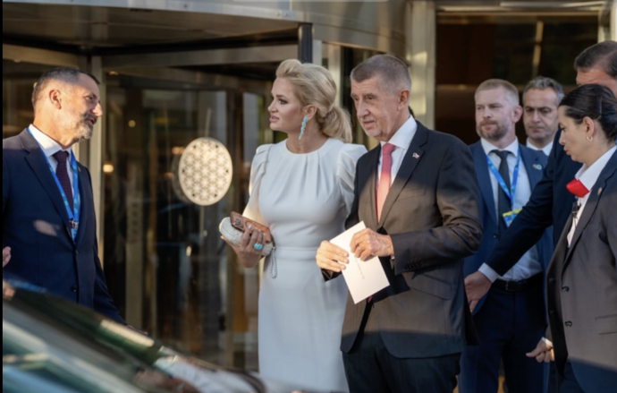 FOTO: Manželka premiéra vsadila na bílou barvu a udělala skvělý dojem. – stránka 3