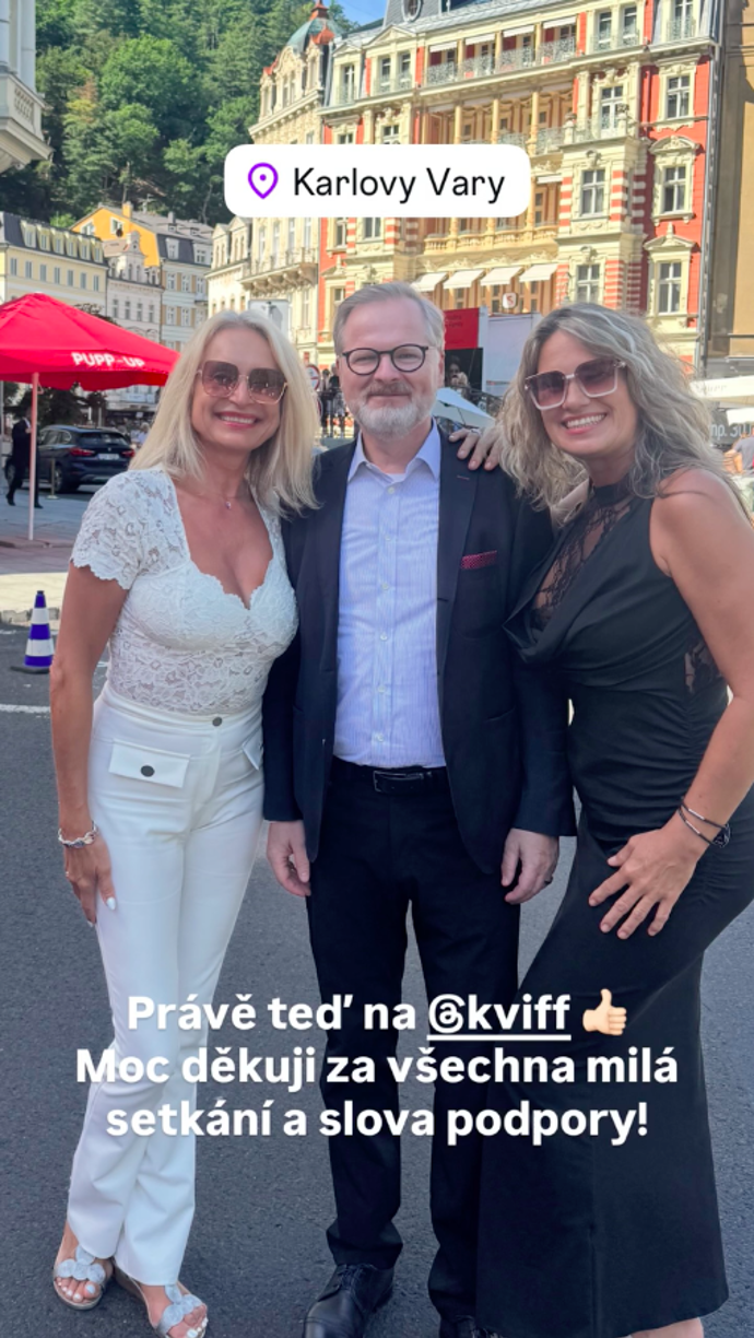 FOTO: Petr Fiala v obklopení žen. – stránka 12
