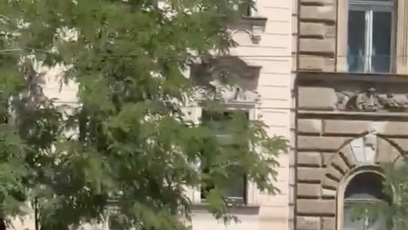 FOTO: Nabourané auto převrátil na střechu.