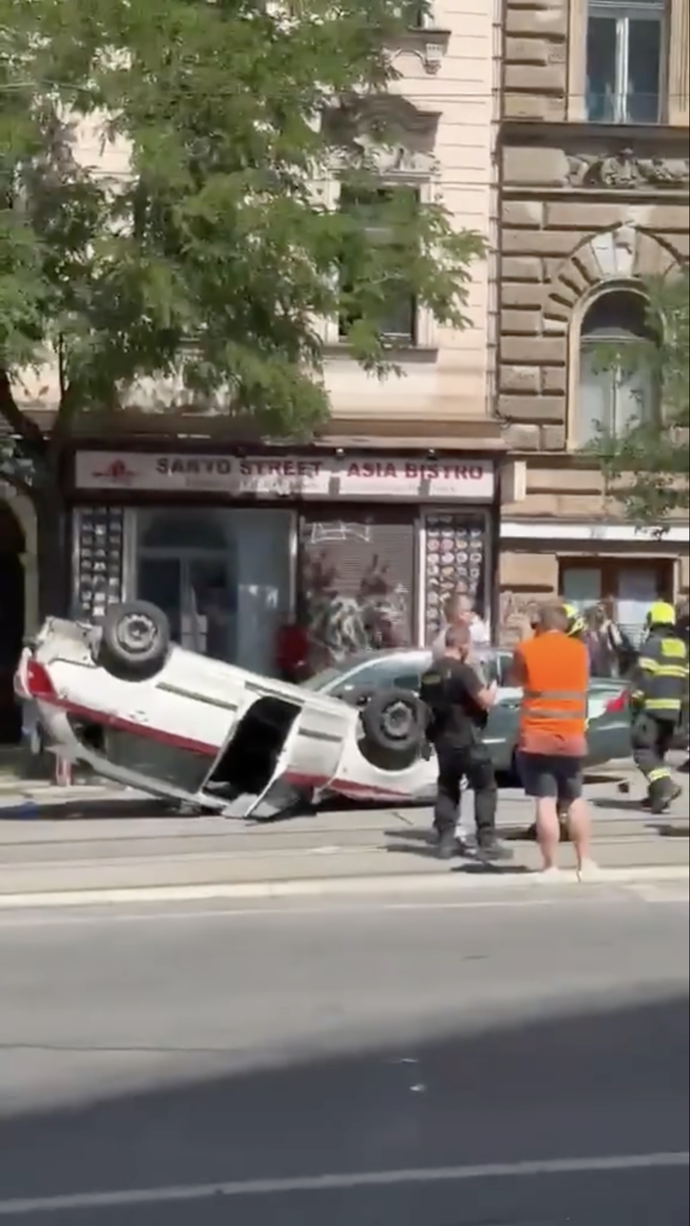 FOTO: Nabourané auto převrátil na střechu. – stránka 28