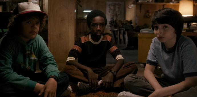 FOTO: Gaten Matarazzo, Caleb McLaughlin a Finn Wolfhard v první řadě seriálu Netflixu. – stránka 3