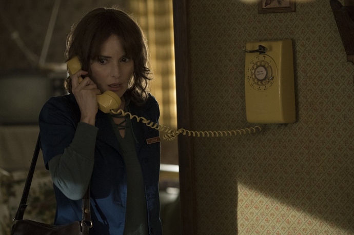 FOTO: Winona Ryder jako Joyce Byers v první řadě seriálu Netflixu. – stránka 1