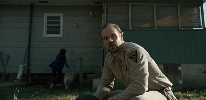 FOTO: David Harbour v první řadě seriálu Netflixu.