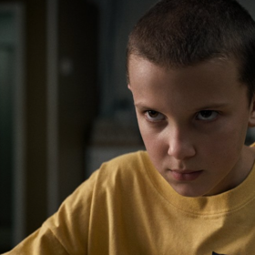Millie Bobby Brown jako Eleven v první řadě seriálu Netflixu.