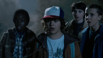 FOTO: Caleb McLaughlin, Gaten Matarazzo, Finn Wolfhard a Millie Bobby Brown v první řadě seriálu Netflixu.