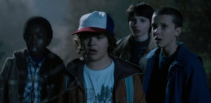 FOTO: Caleb McLaughlin, Gaten Matarazzo, Finn Wolfhard a Millie Bobby Brown v první řadě seriálu Netflixu. – stránka 2