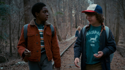 FOTO: Caleb McLaughlin a Gaten Matarazzo v první řadě seriálu Netflixu.