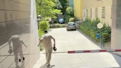 FOTO: Šéf úřadu kličkoval ulicemi s taštičkou v ruce jako v akčním filmu.