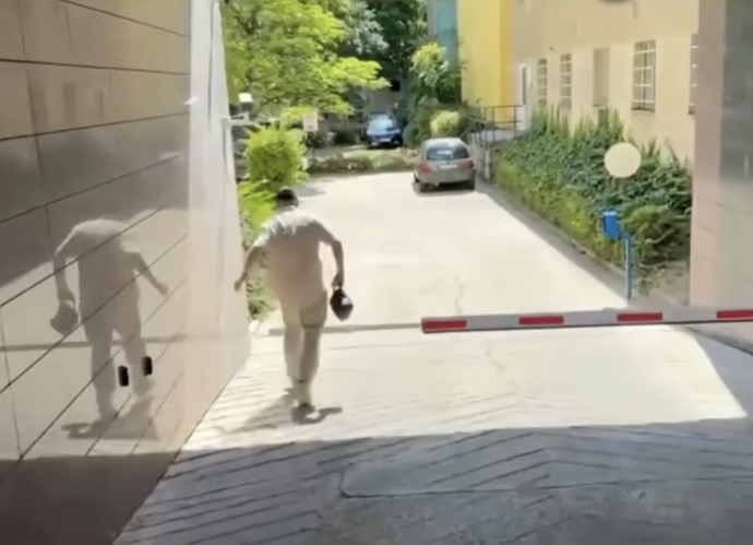 FOTO: Šéf úřadu kličkoval ulicemi s taštičkou v ruce jako v akčním filmu. – stránka 1