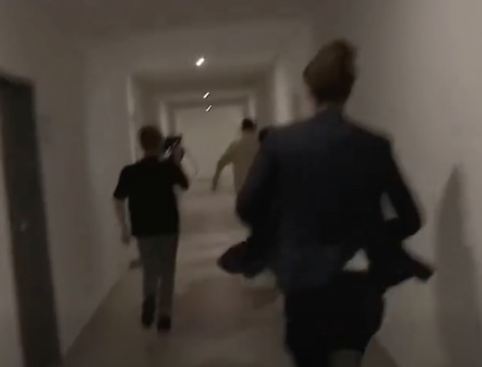 FOTO: Kamera TV JOJ zachytila divokou honičku na chodbě úřadu. – stránka 8